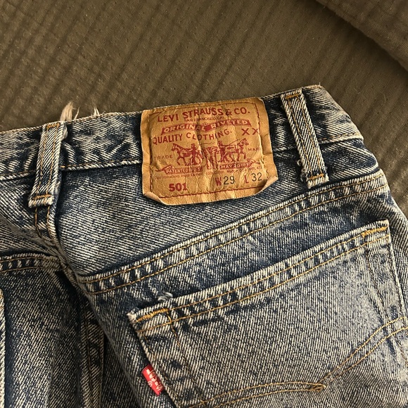 Size 26 Levi’s 501s Dark Wash Raw Hem - Picture 6 of 8